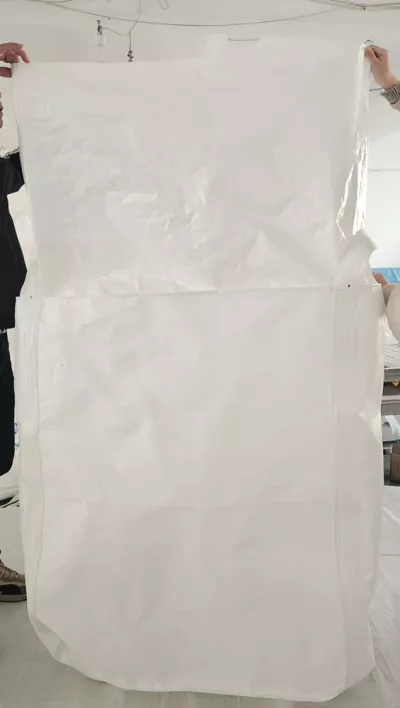 Jumbo bag tubolare bianco con parte superiore a gonna e anelli agli angoli incrociati — view 2