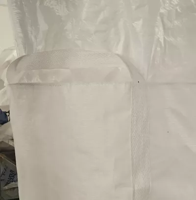Jumbo bag tubolare bianco con parte superiore a gonna e anelli agli angoli incrociati — view 4