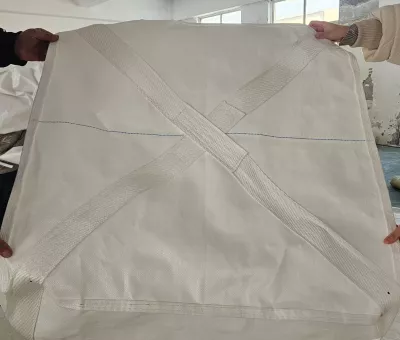 Jumbo bag tubolare bianco con parte superiore a gonna e anelli agli angoli incrociati — view 5