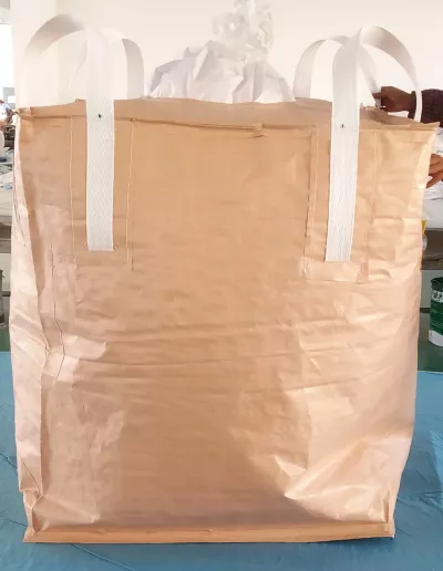 Contenitore tubolare beige rivestito con bocchettoni di riempimento e scarico — view 4