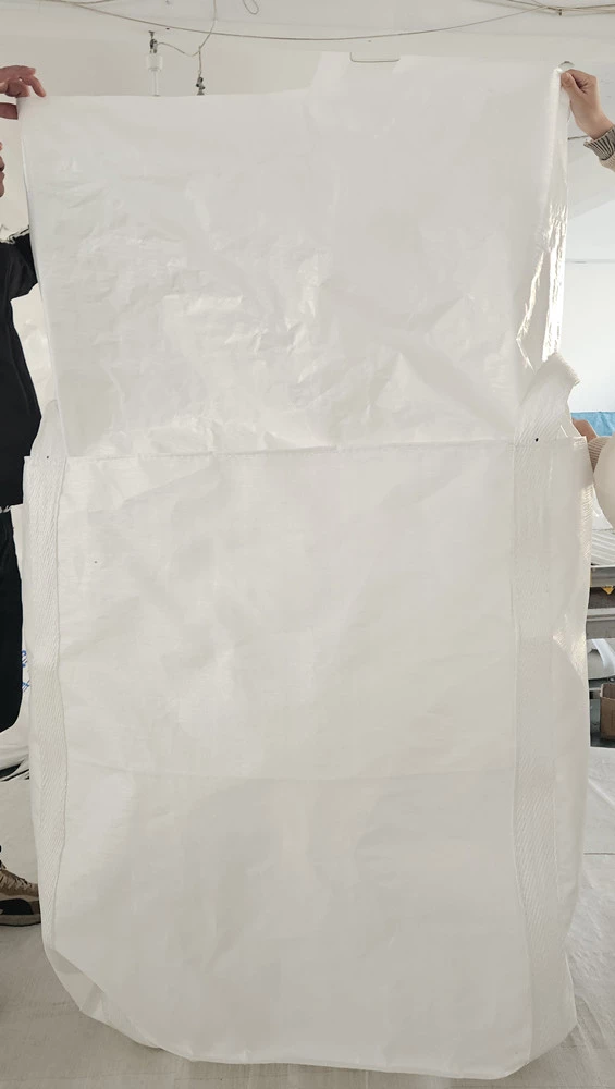 Jumbo bag tubolare bianco con parte superiore a gonna e anelli agli angoli incrociati — detail view 2
