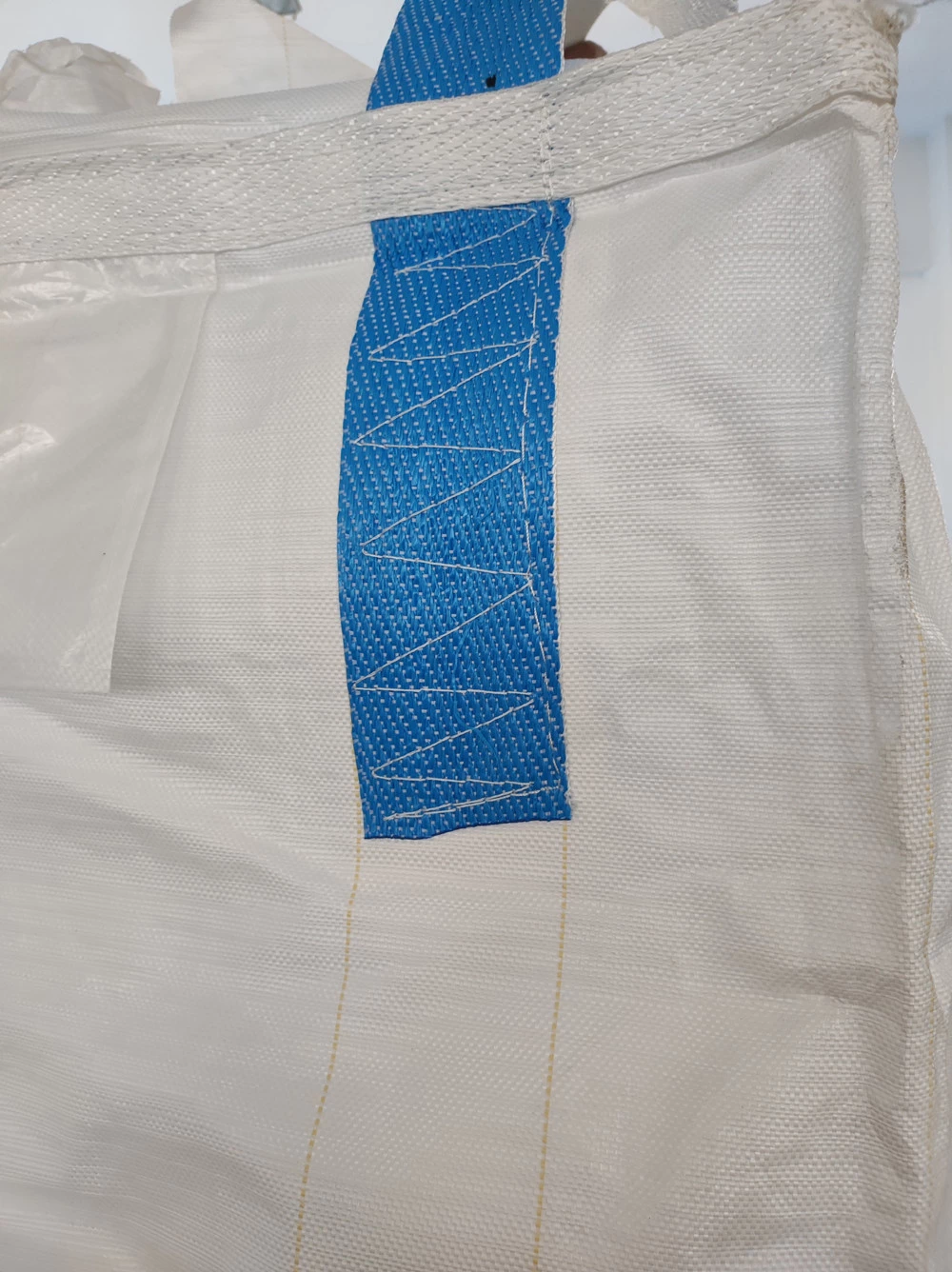 PE-Lined White FIBC with Blue Cross-Corner Lifting Loops — detail view 3