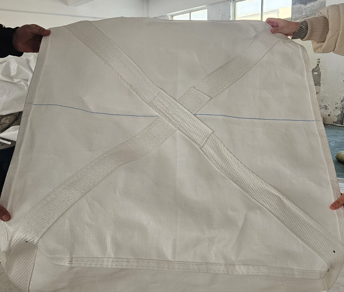 Jumbo bag tubolare bianco con parte superiore a gonna e anelli agli angoli incrociati — detail view 5