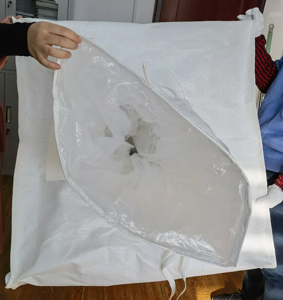 White Uncoated FIBC with PE Liner and Spout Filling — detail view 2